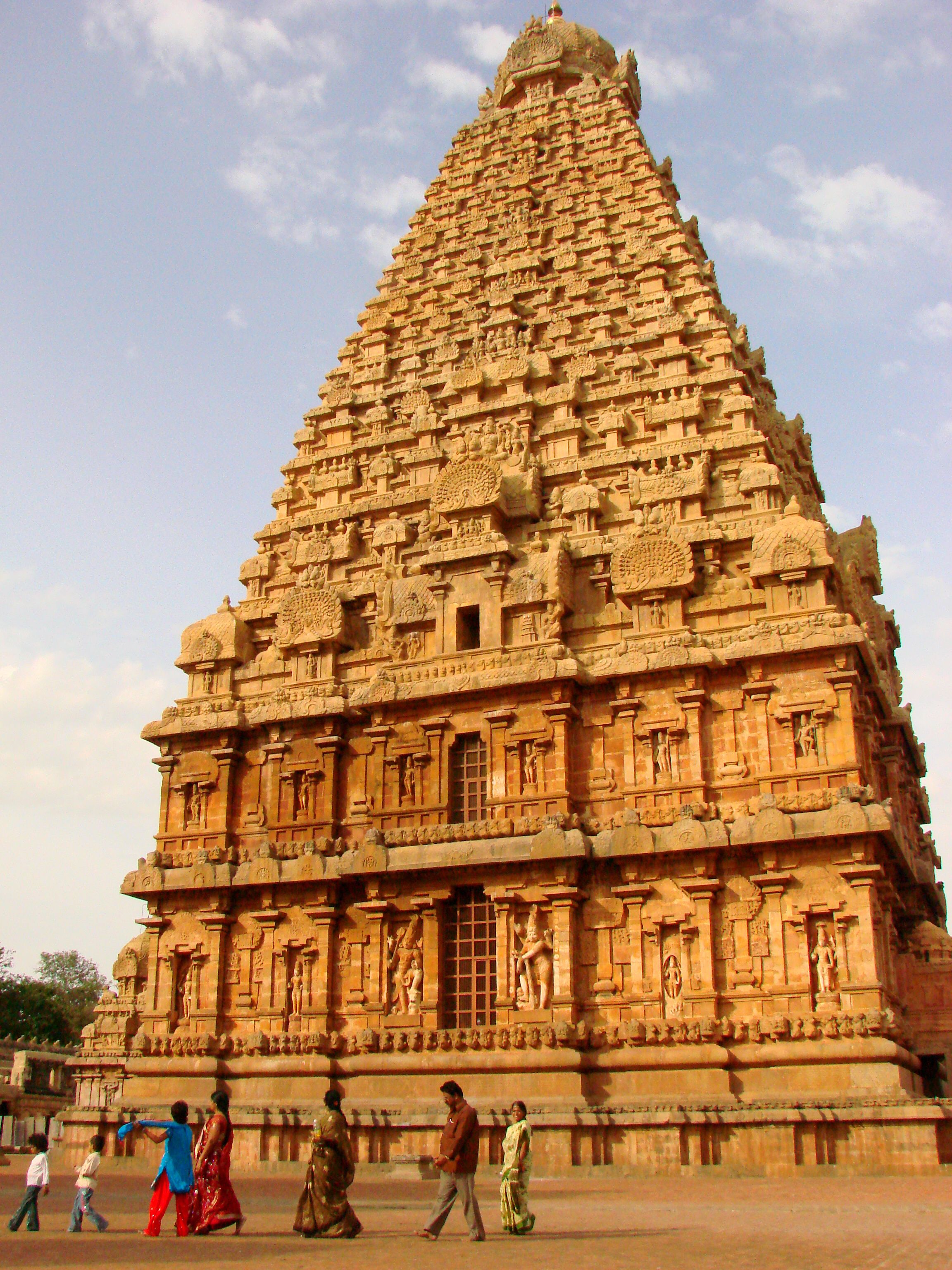 Warm evening light on the sculpted tower of Brihadisvara Temple in Thanjavur