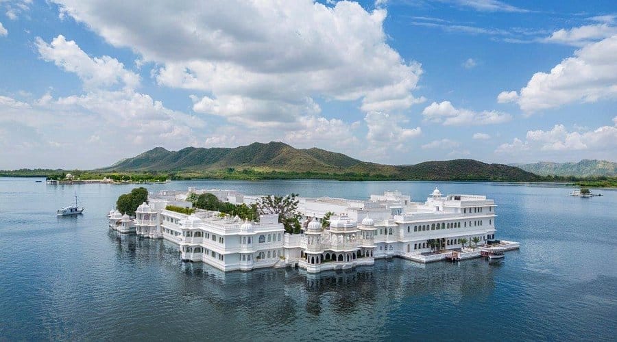 The white Lake Palace surrounded by Lake Pichola